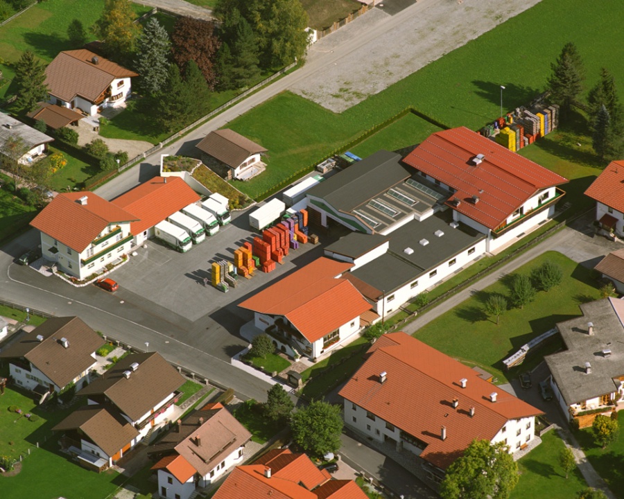 Luftaufnahme des Betriebsgeländes von A. Linzgieseder Getränkehandel aus dem Jahr 1995, die das Gelände und die umliegenden Bereiche zeigt.